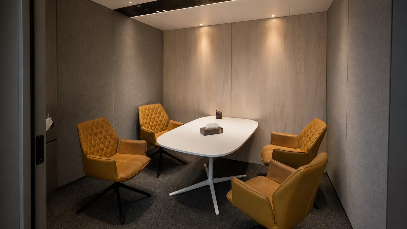 The Finexpert conversation area with an oval table and four leather armchairs