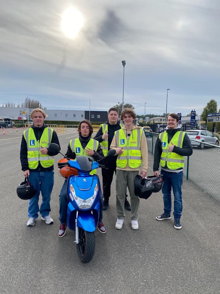 Geslaagde leerlingen van Antwerpse Rijschool met hun bromfietsen