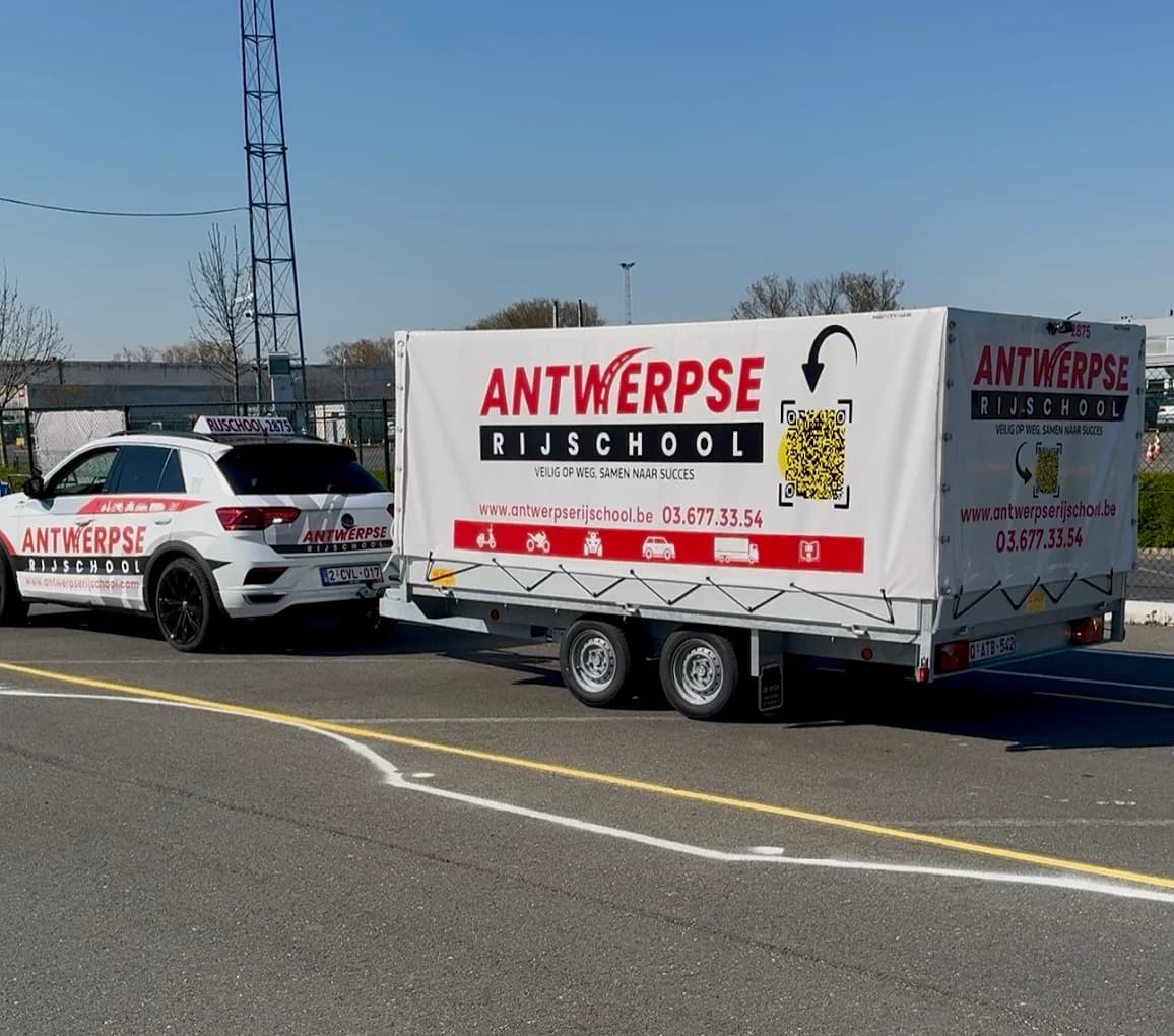 Een lesvoertuig met aanhangwagen van Antwerpse Rijschool