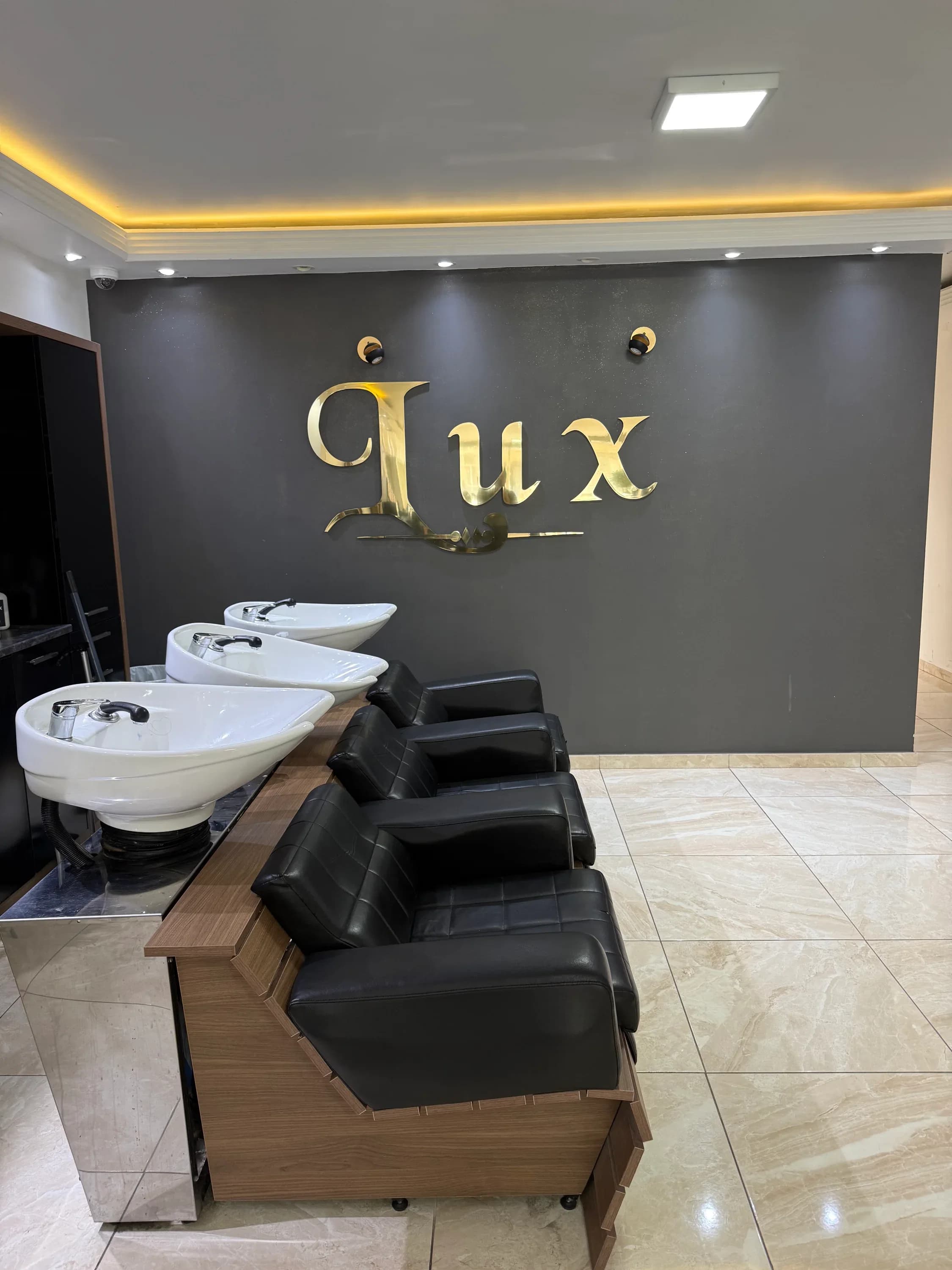 L'intérieur du salon de coiffure Lux Hair