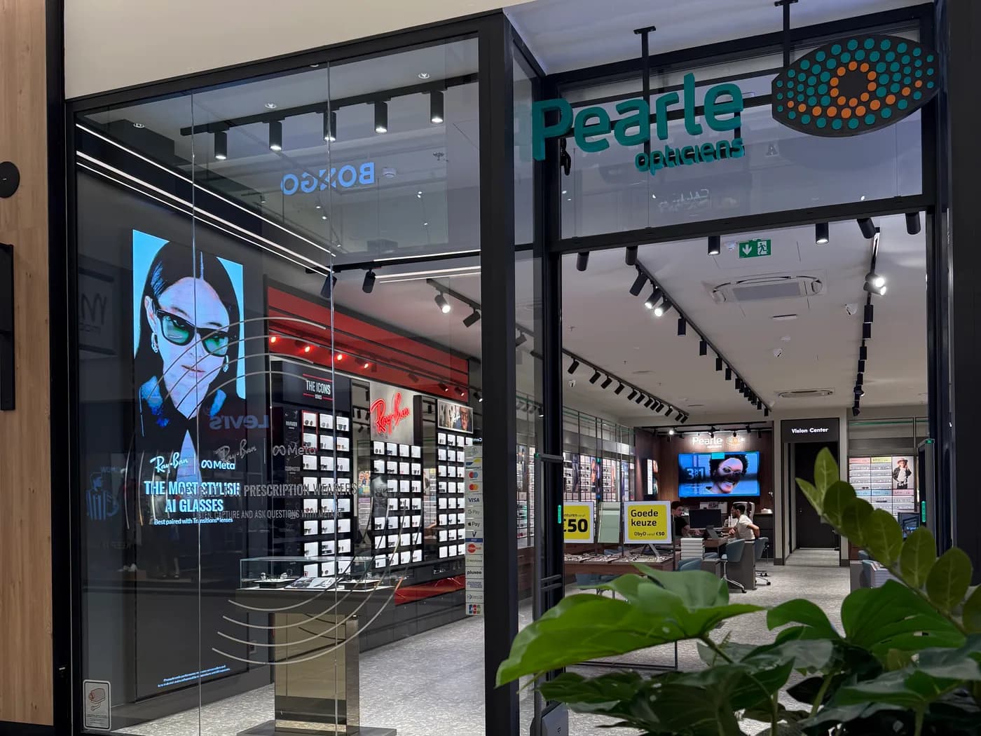De etalage en de toonbank van Opticien Bamerni in Wijnegem Shopping Center