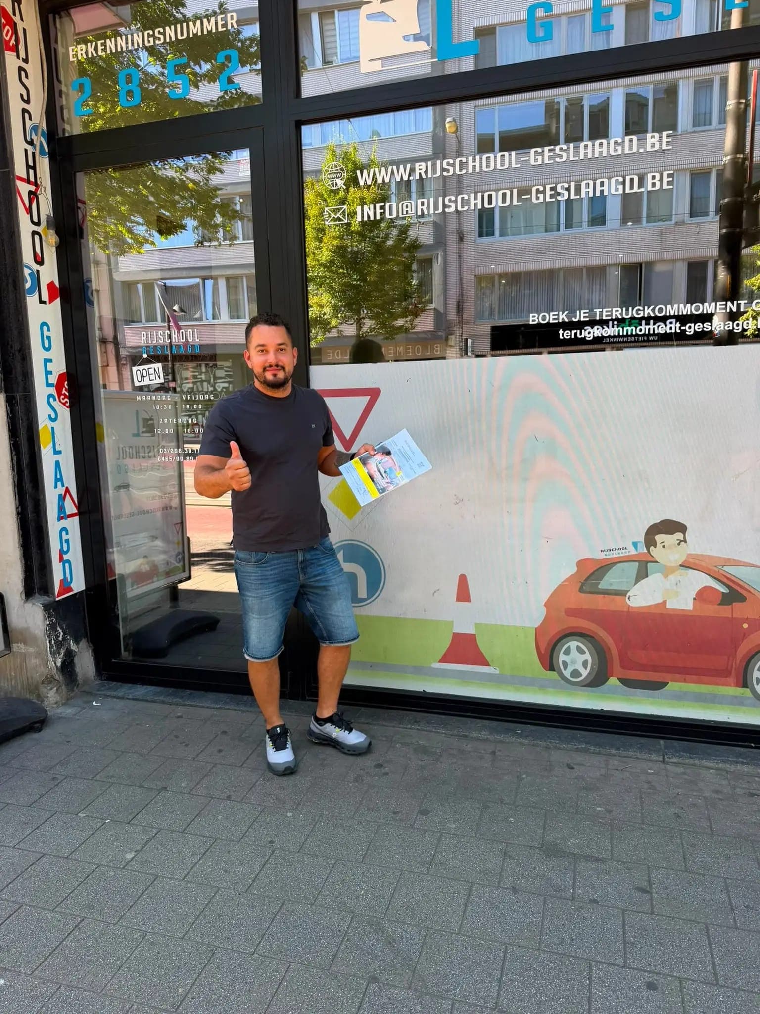Een geslaagde leerling voor de gevel van Rijschool Geslaagd