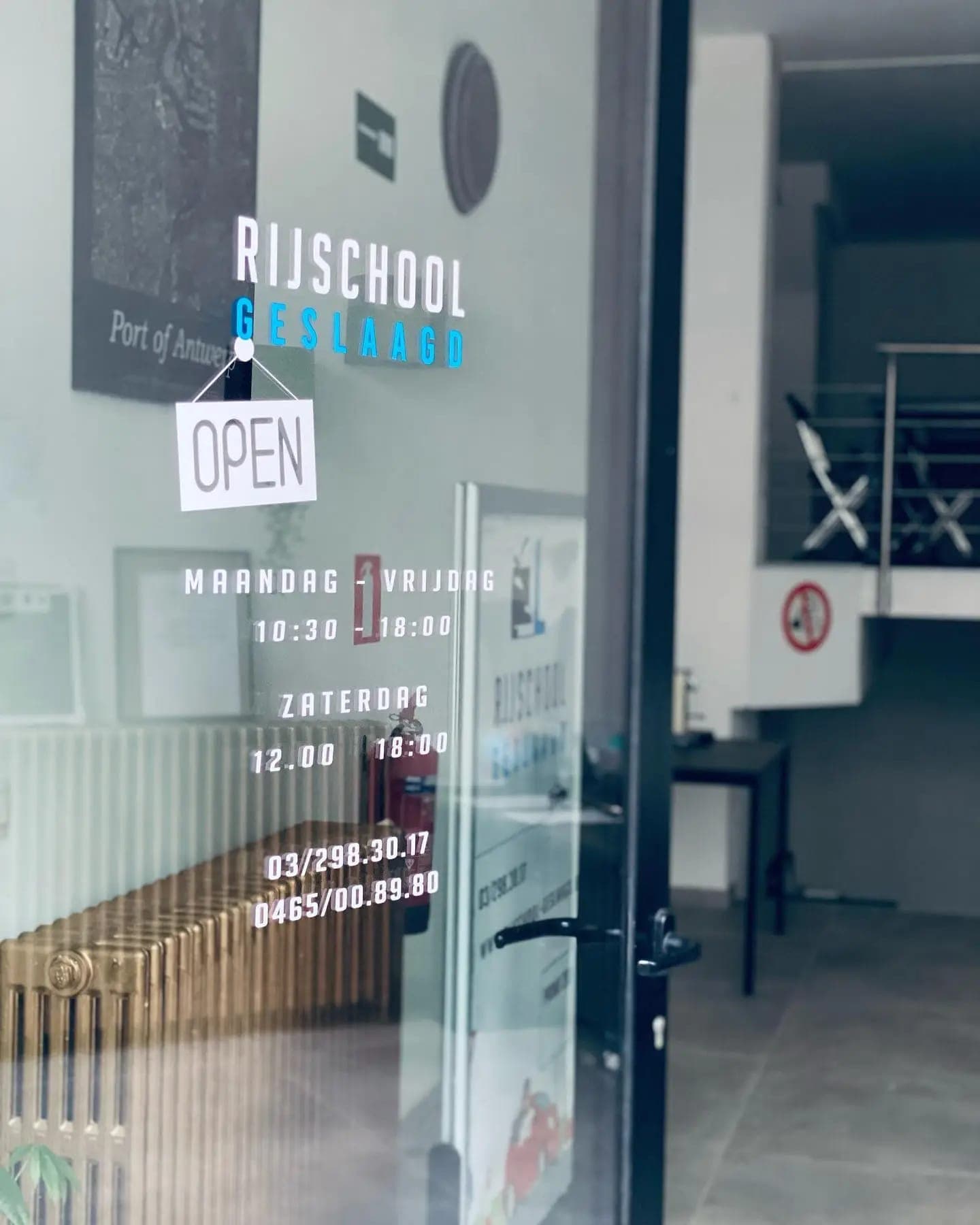 The entrance of Rijschool Geslaagd in Antwerp