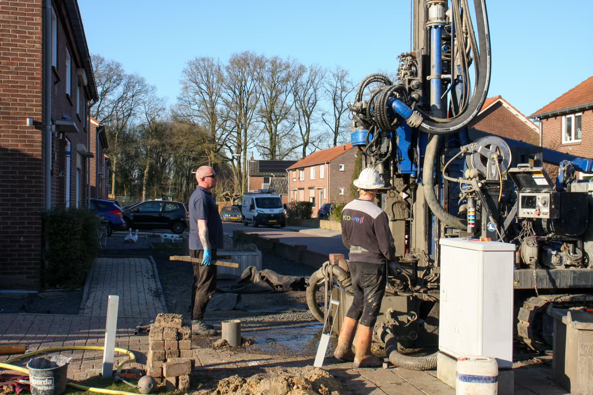 Aannemers die op een werf boringen uitvoeren