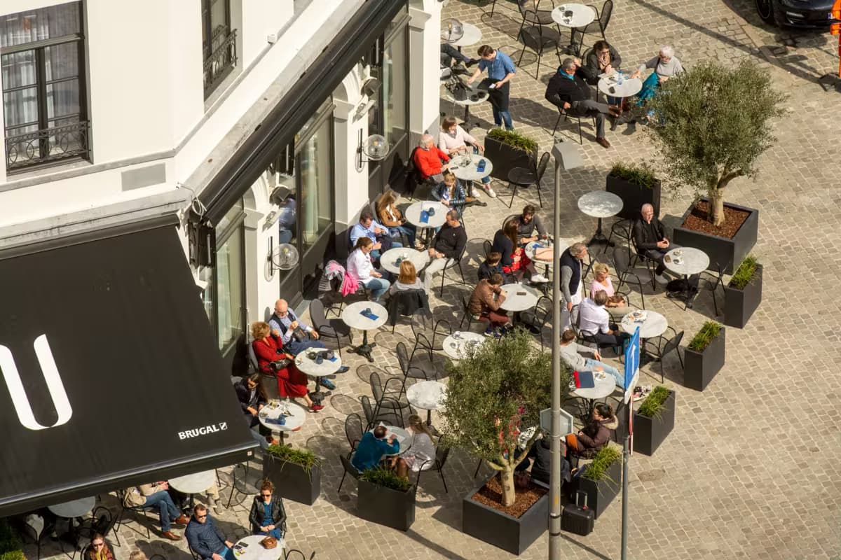 Terras van een horecazaak vol gasten op een zonnige dag