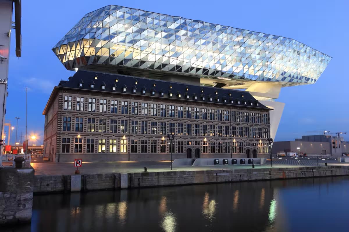 Havenhuis Antwerpen, een opvallend gebouw aan het water