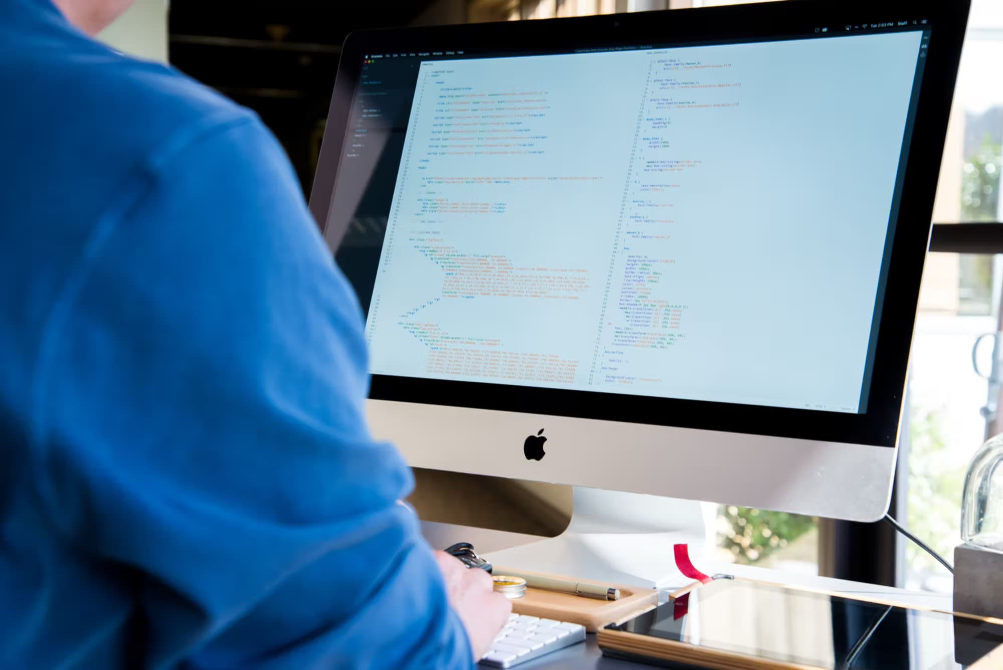 Vrije beroeper die achter een laptop aan een bureau werkt
