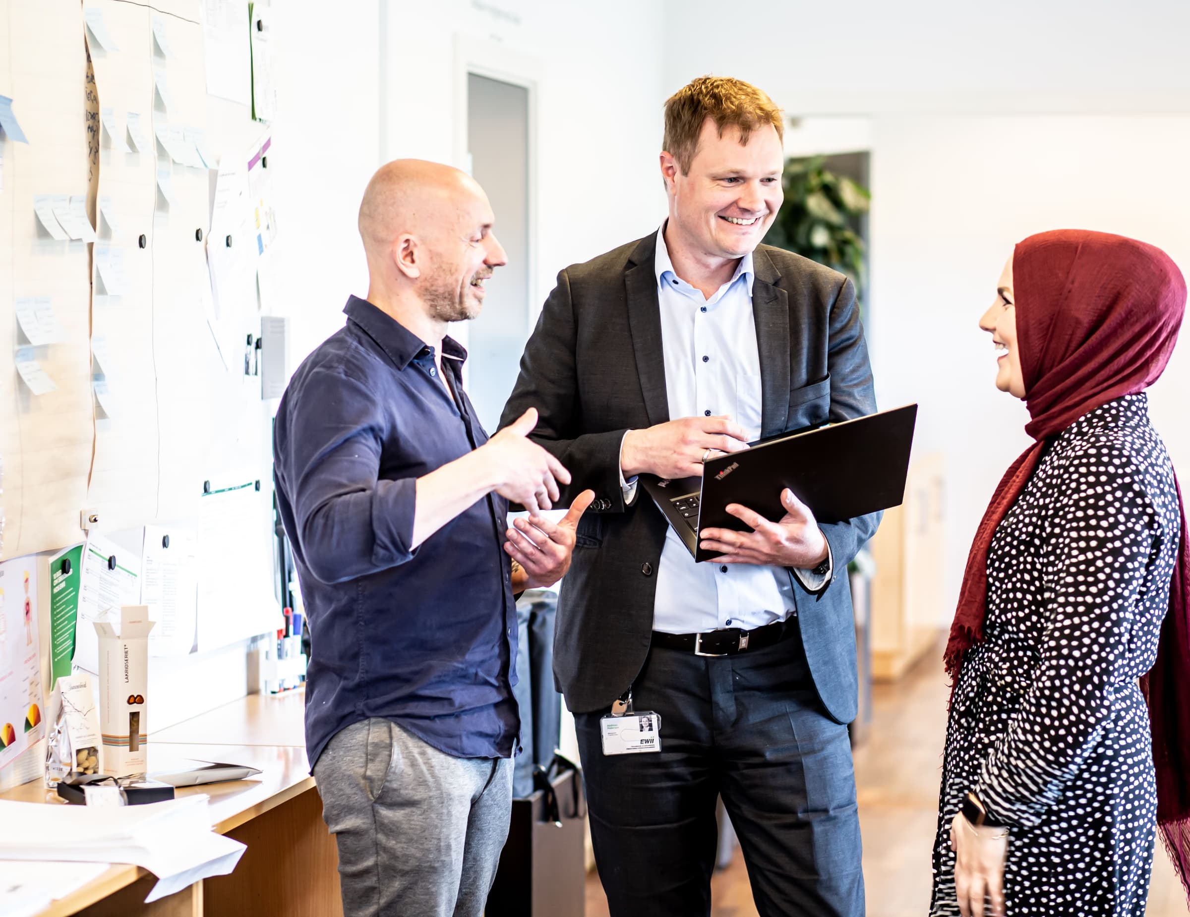 Financieel adviseurs die de gevolgen van een ondernemingskeuze bespreken