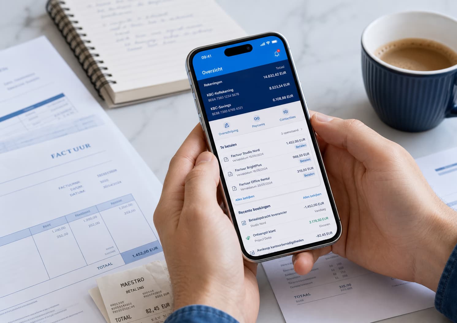 Entrepreneur suivant ses factures et paiements en ligne