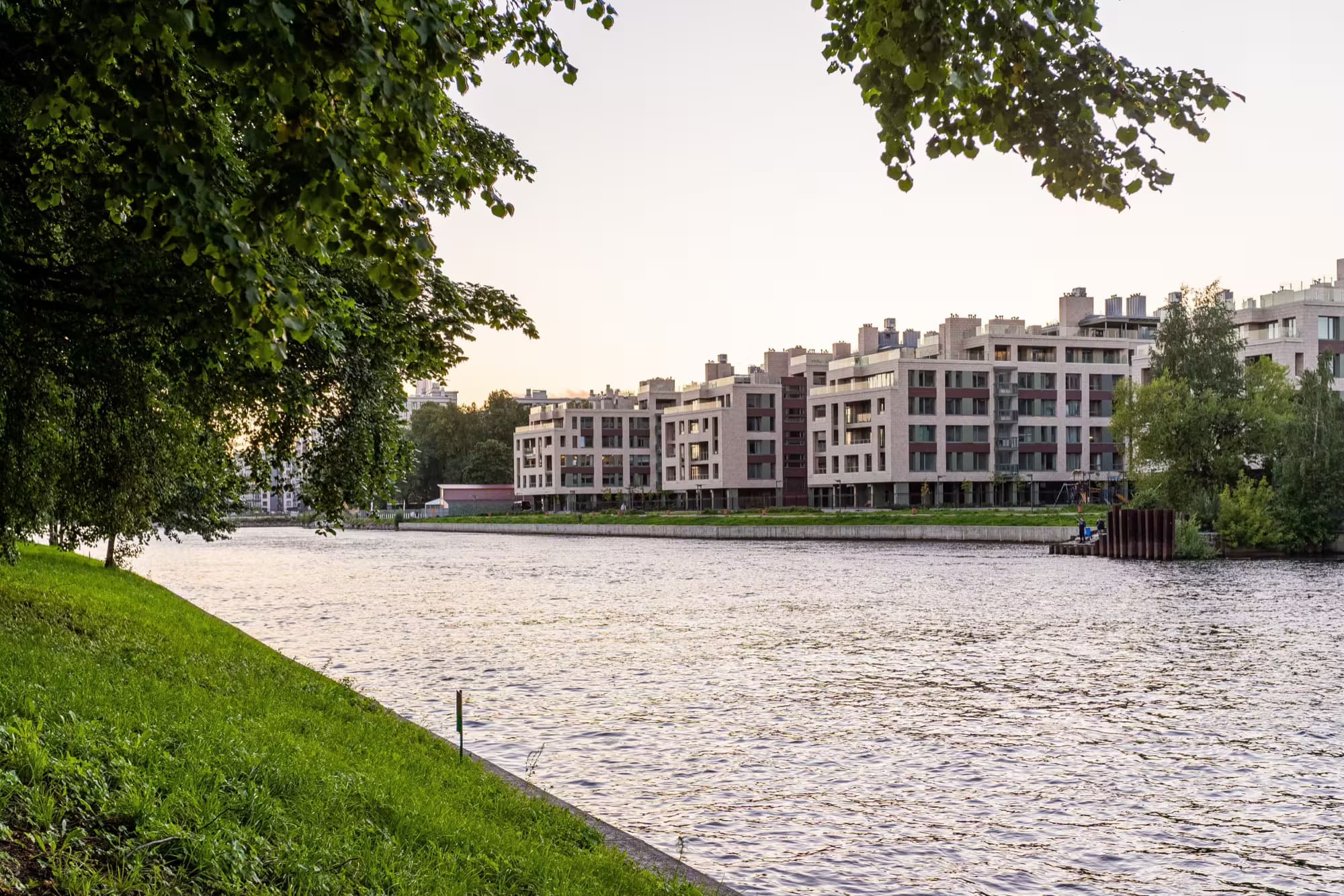 Gebouwen aan het water in een internationale stad