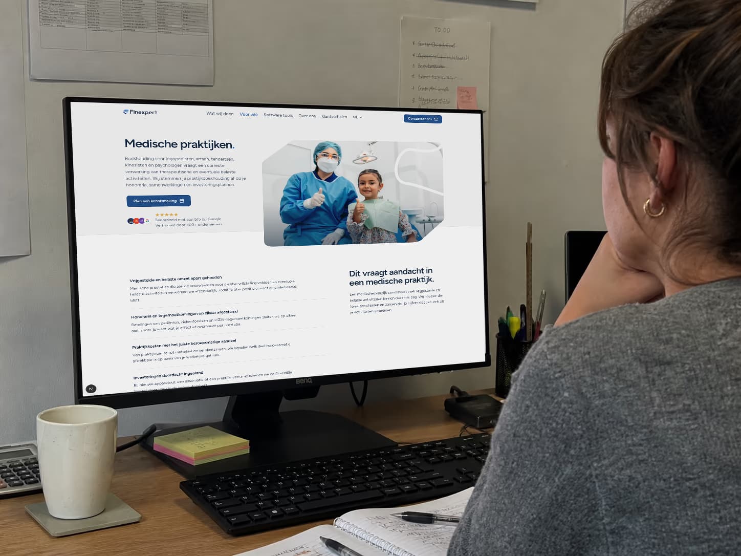 Klant bekijkt haar dossier bij Finexpert op het scherm